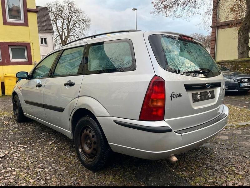 Grau Gebraucht 2004 Ford Focus Trend Limousine | 1.000 € (Guter Preis) - Bild 1/4