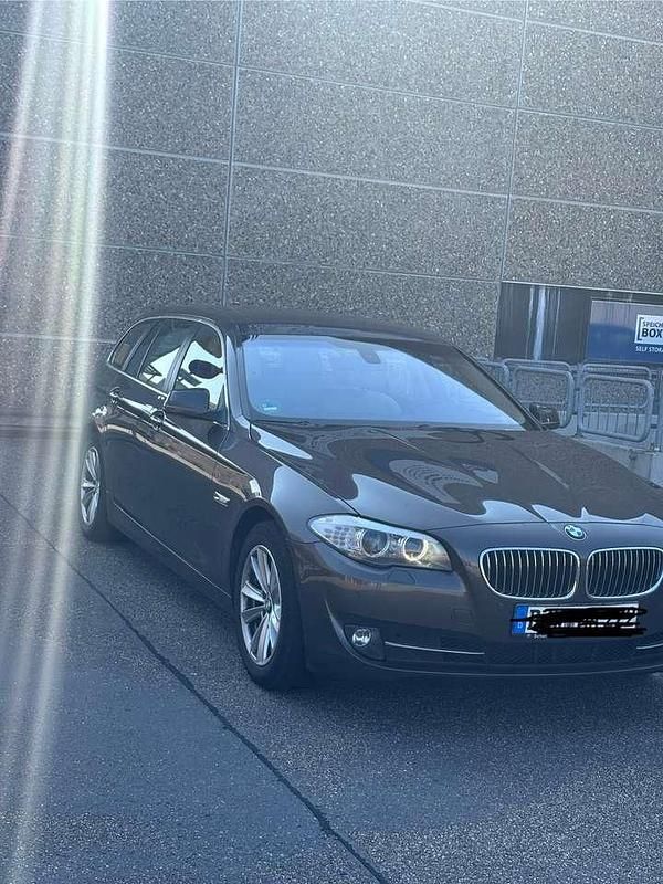Braun Gebraucht 2011 BMW 520 Kombi | 11.990 € (Fairer Preis) - Bild 1/4