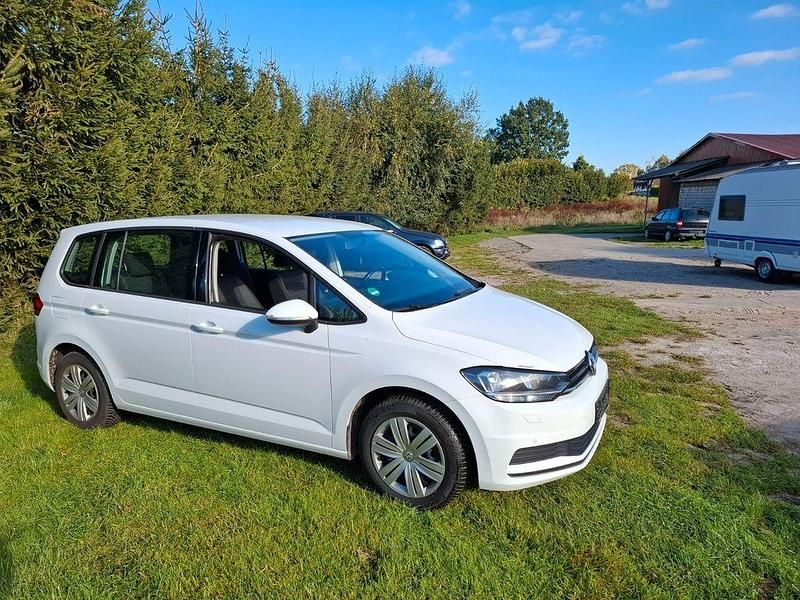 Weiß Gebraucht 2017 VW Touran Trendline Van / Kleinbus | 11.650 € (Fairer Preis) - Bild 1/4