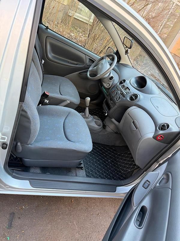 Gebraucht Toyota Yaris 65 PS (47 kW) 2002 Silber Kleinwagen