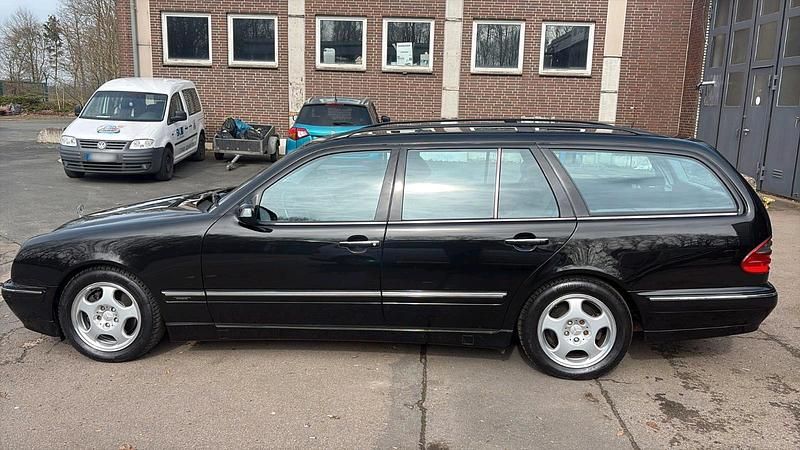 Gebraucht Mercedes E320 Avantgarde 197 PS (144 kW) 2001 Schwarz Kombi