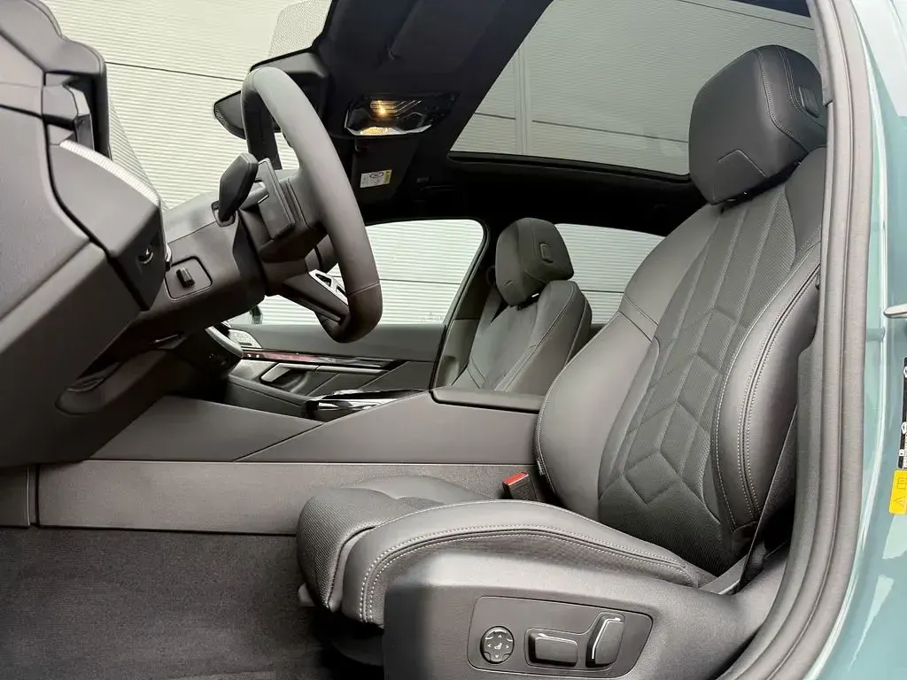 Neu BMW i5 M Sport 289 kW (394 PS) 2025 Cape york gruen metallic Limousine