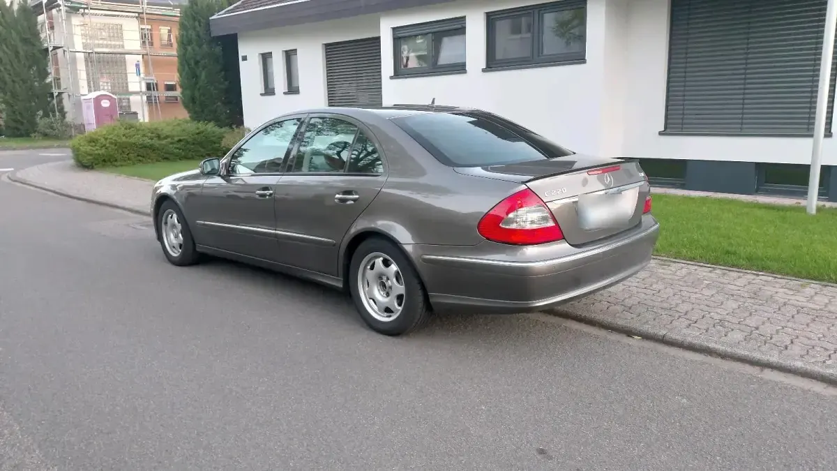 Gebraucht Mercedes E220 Elegance 170 PS (125 kW) 2007 Limousine