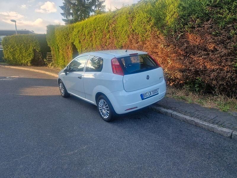 Weiß Gebraucht 2013 Fiat Punto S Kleinwagen | 4.800 € (Guter Preis) - Bild 1/4