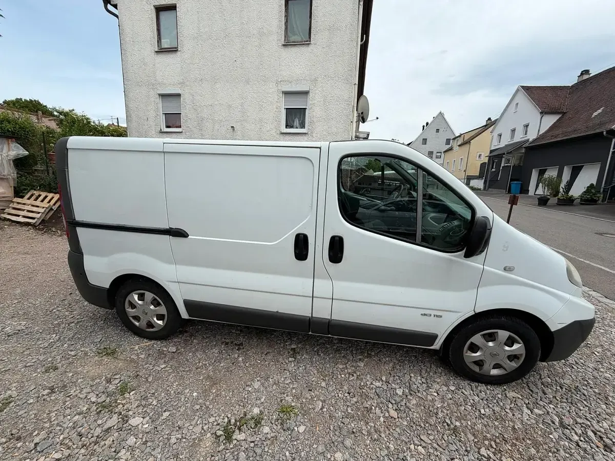 Gebraucht Renault Trafic 114 PS (83 kW) 2012 Weiß Van / Kleinbus