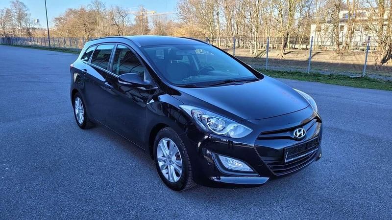 Gebraucht Hyundai i30 Trend 99 PS (72 kW) 2014 Phantom black Kombi