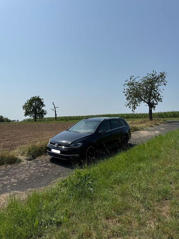 Schwarz Gebraucht 2018 VW Golf VII Highline Kombi | 20.000 € (Etwas zu teuer) - Bild 1/4