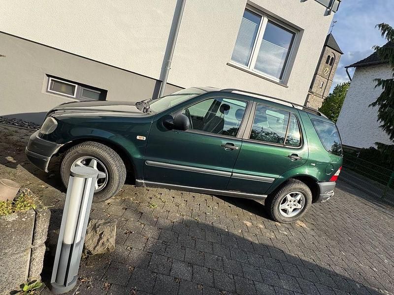 Grün Gebraucht 2001 Mercedes ML320 SUV | 3.900 € (Fairer Preis) - Bild 1/4