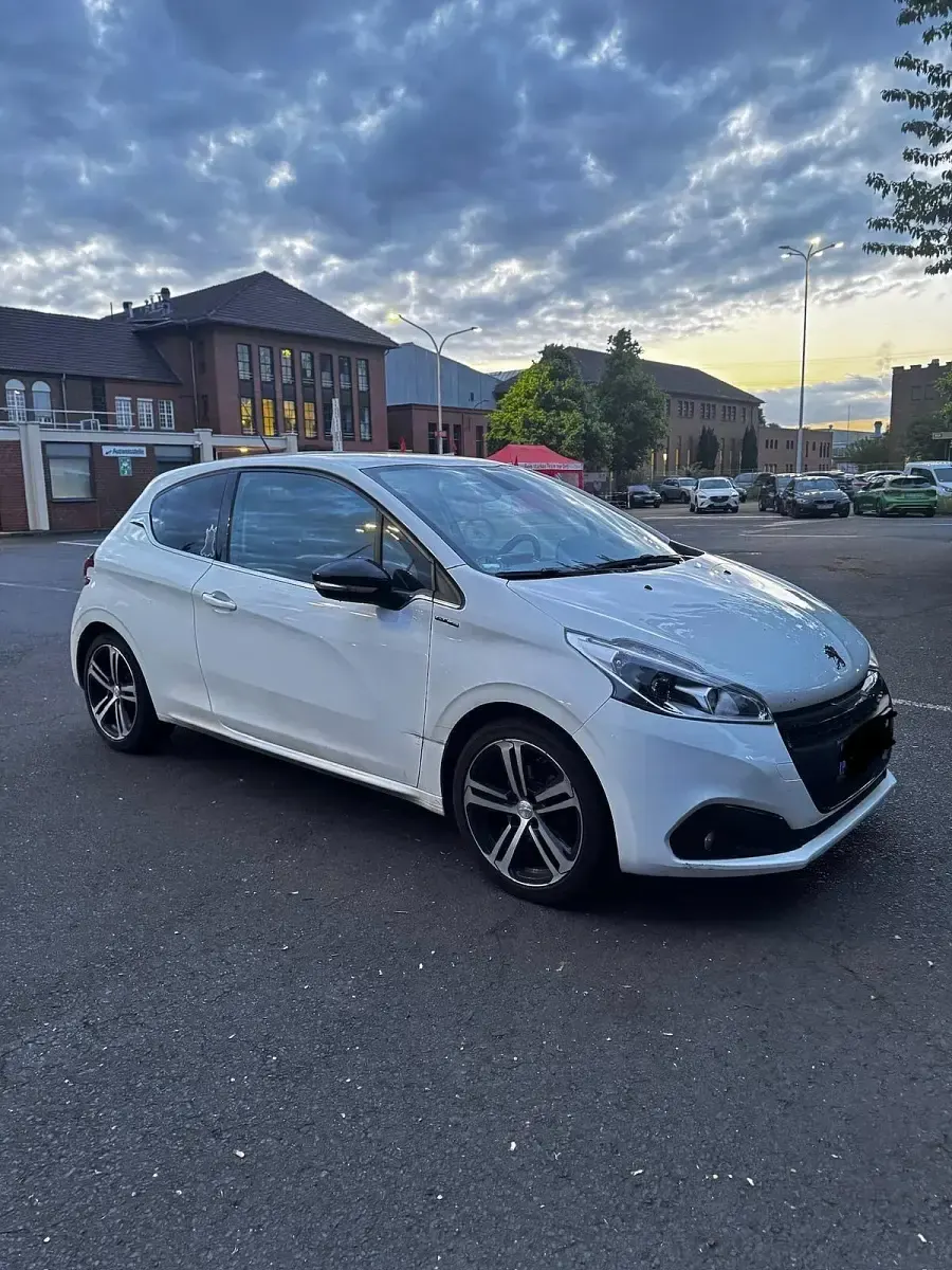Gebraucht Peugeot 208 GT-line 107 PS (78 kW) 2017 Weiß Kleinwagen