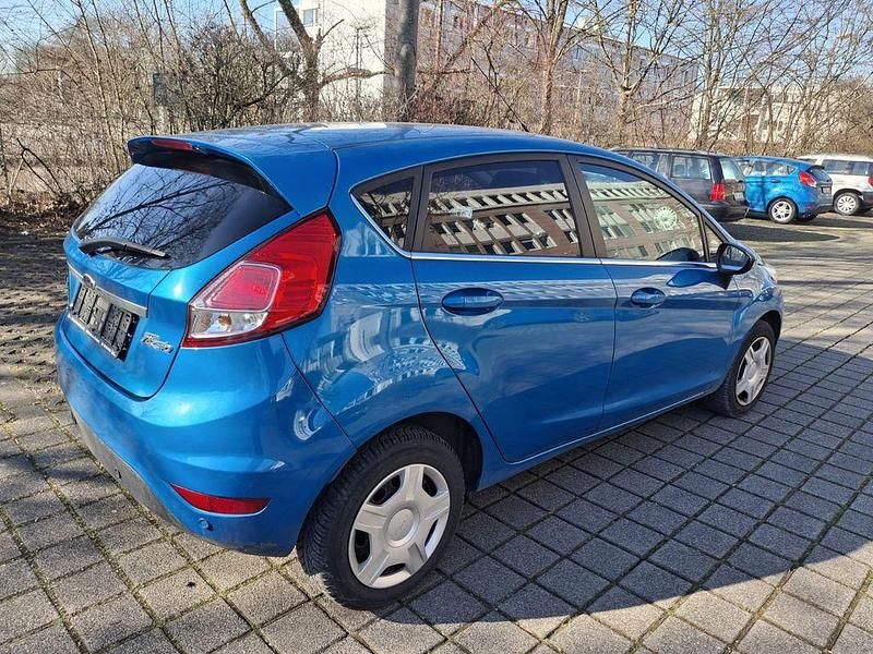 Gebraucht Ford Fiesta Ambiente 65 PS (47 kW) 2013 Blau Kleinwagen