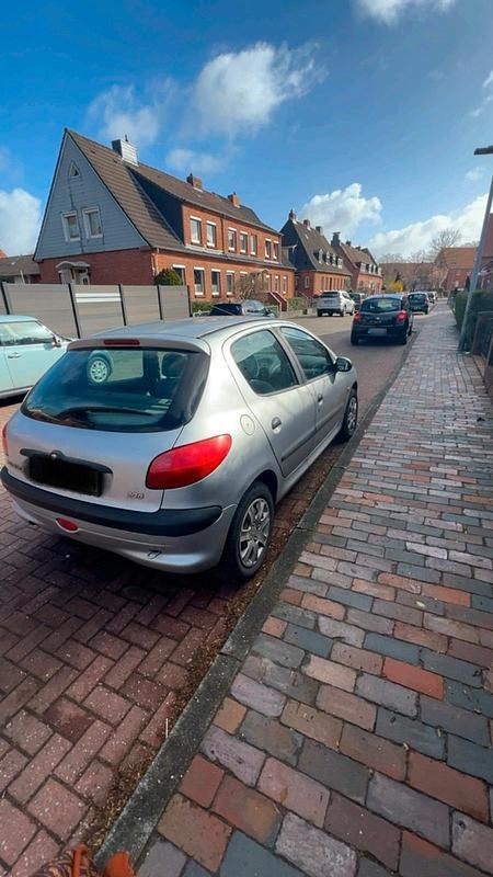 Gebraucht Peugeot 206 75 PS (55 kW) 1998 Silber Kleinwagen