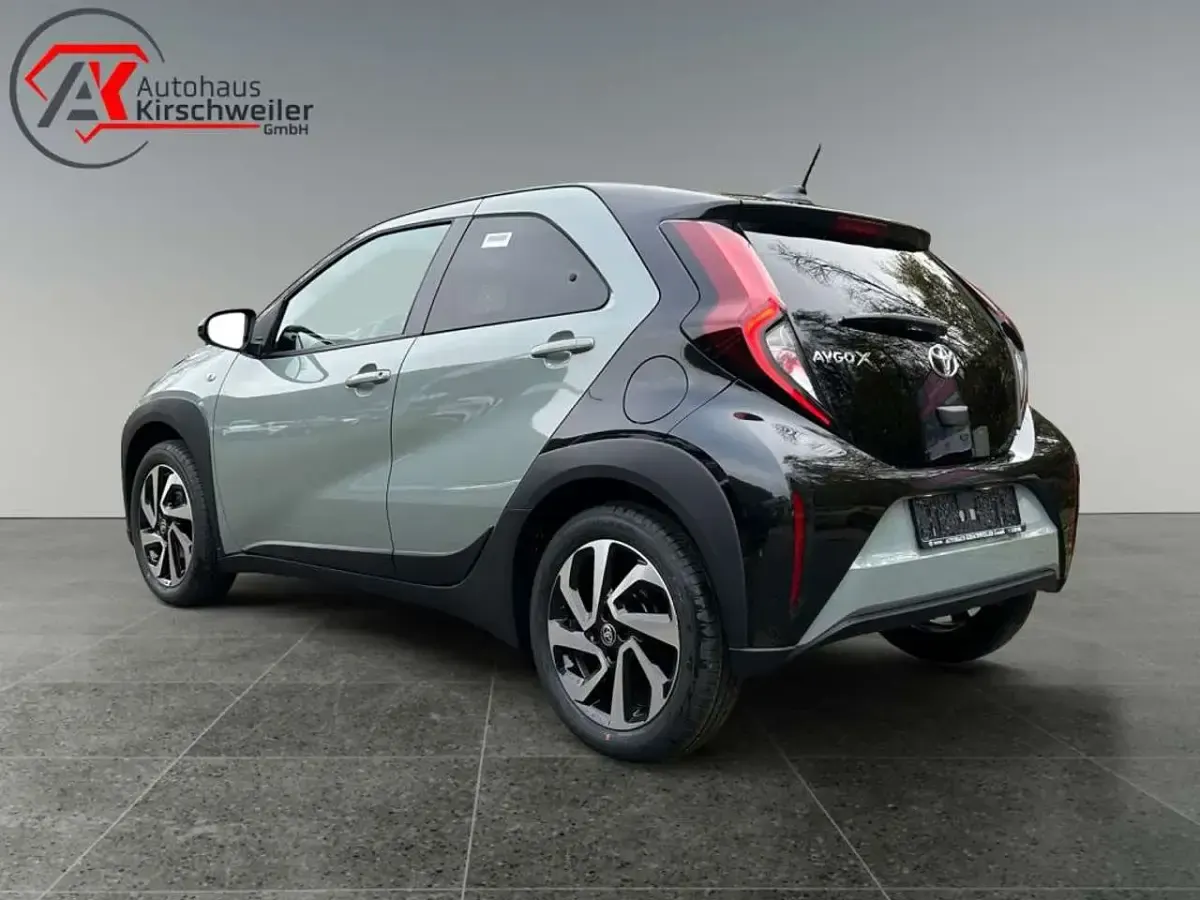 Gebraucht Toyota Aygo X Team 72 PS (52 kW) 2024 Urban khaki, dach mysticschwar SUV