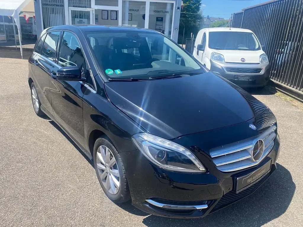 Gebraucht Mercedes B180 109 PS (80 kW) 2012 Schwarz Kleinwagen