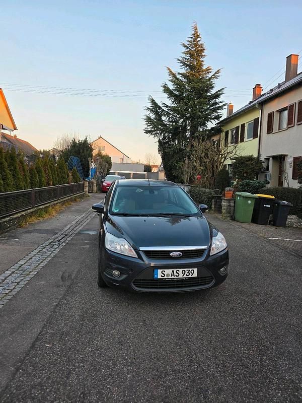 Gebraucht Ford Focus 109 PS (80 kW) 2010 Grau Kombi