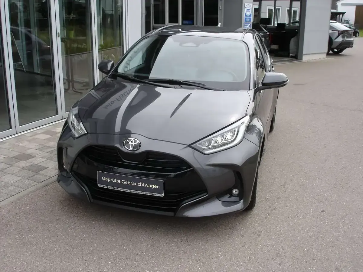 Gebraucht Toyota Yaris Hybrid 92 PS (67 kW) 2025 Marlingrau Limousine