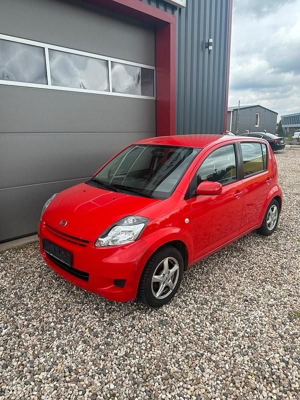 Rot Gebraucht 2009 Daihatsu Sirion Kleinwagen | 1.299 € (Superpreis) - Bild 1/4