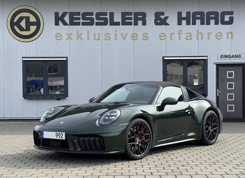 Oakgrünmetallic neo Neu 2025 Porsche 911 Targa 4 Cabrio | 239.500 € (Fairer Preis) - Bild 1/4