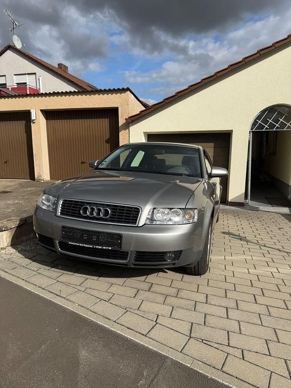Grau Gebraucht 2001 Audi A4 Limousine | 1.799 € (Fairer Preis) - Bild 1/4