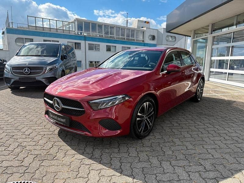 Gebraucht Mercedes A200 Progressive 163 PS (119 kW) 2024 Rot Limousine