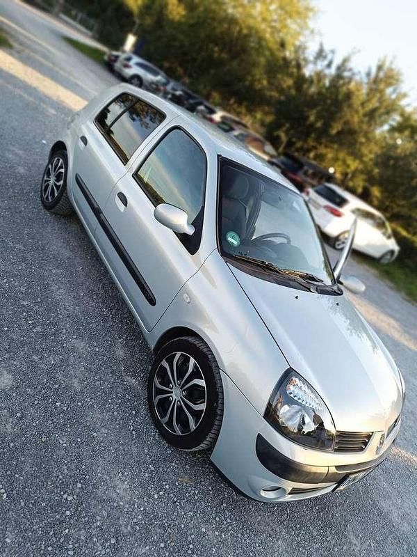 Silber Gebraucht 2004 Renault Clio II Authentique Limousine | 1.800 € (Etwas zu teuer) - Bild 1/4