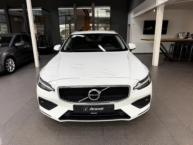 Gebraucht Volvo V60 Momentum 197 PS (144 kW) 2020 Weiß Kombi