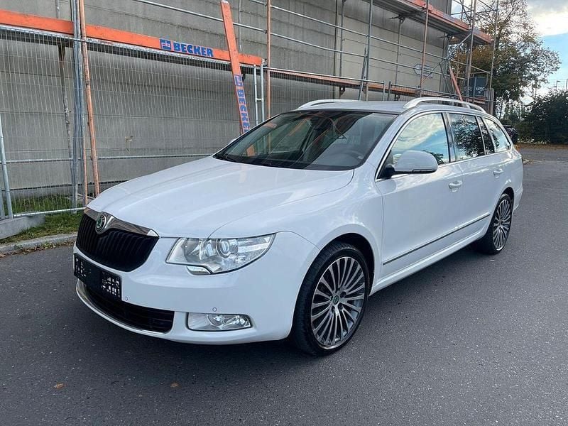 Weiß Gebraucht 2013 Skoda Superb LAURIN & KLEMENT Kombi | 8.499 € (Guter Preis) - Bild 1/4