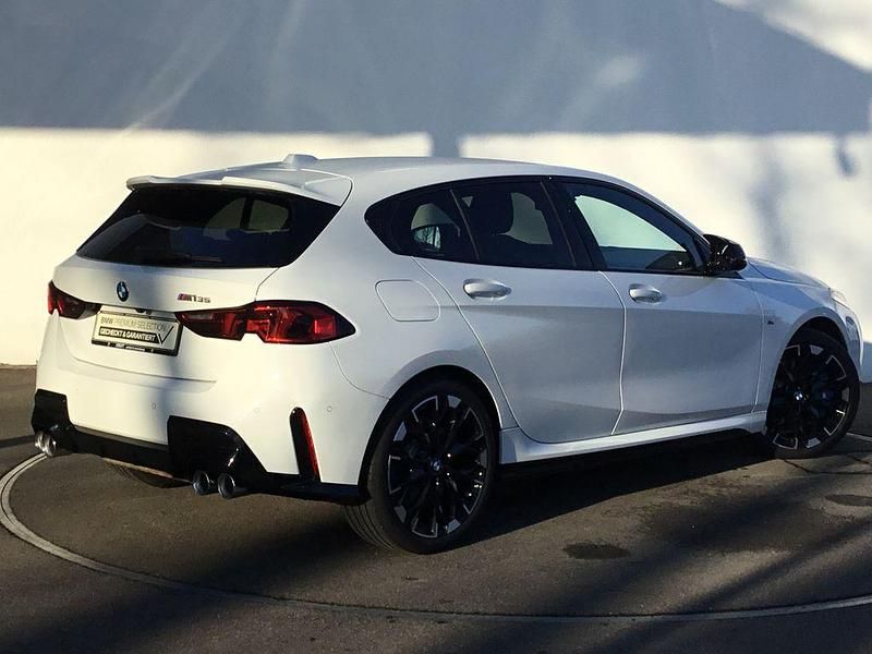 Gebraucht BMW M135 Performance 300 PS (220 kW) 2025 Alpinweiß uni Kleinwagen