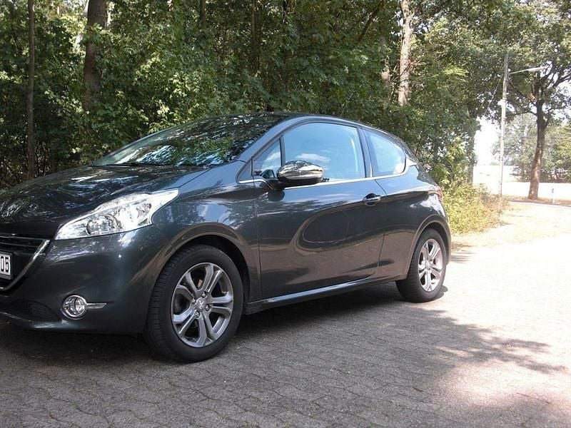 Grau Gebraucht 2014 Peugeot 208 Active Kleinwagen | 4.500 € (Guter Preis) - Bild 1/4