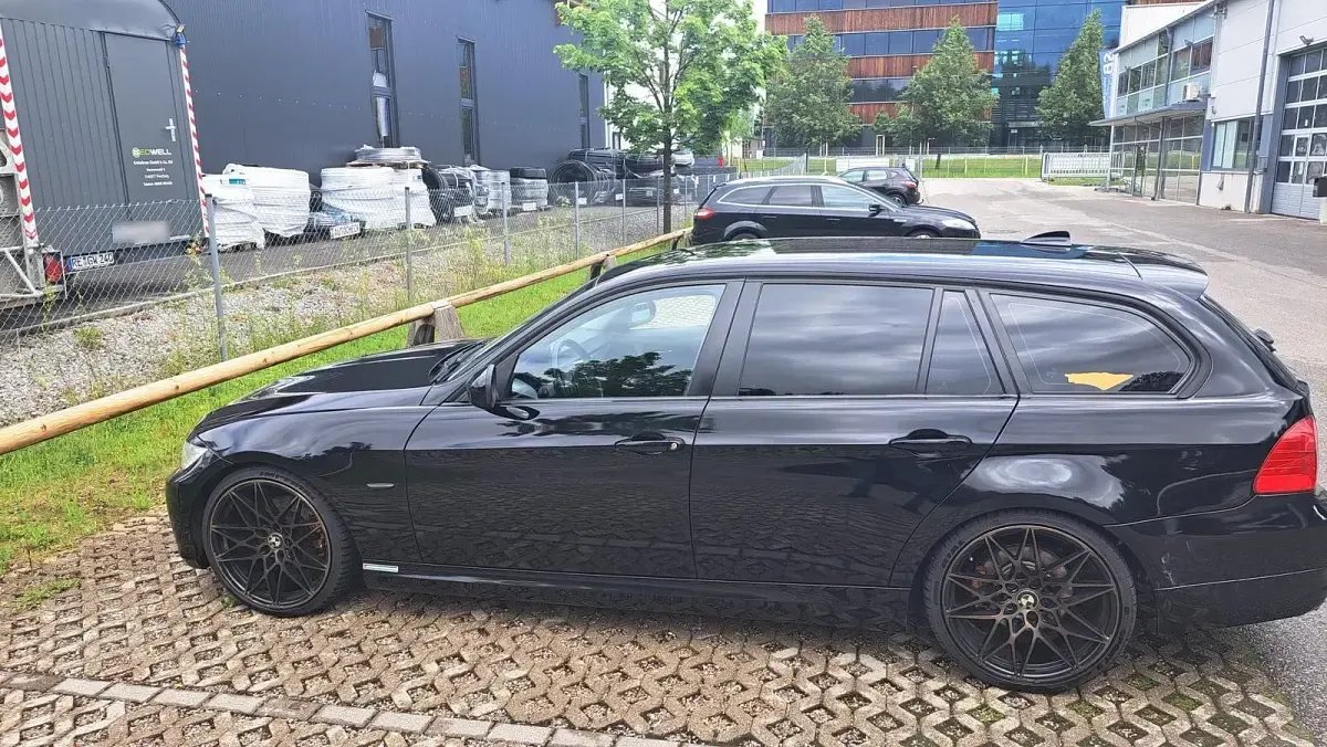 Gebraucht BMW 320 184 PS (135 kW) 2010 Schwarz Kombi