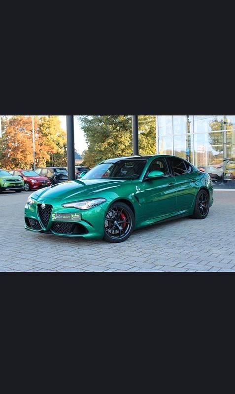 Grün Gebraucht 2023 Alfa Romeo Giulia Limousine | 76.000 € - Bild 1/4