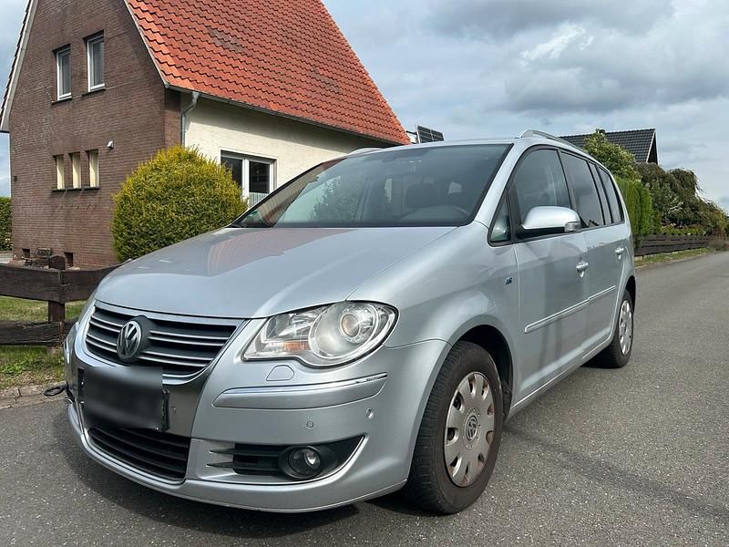 Grau Gebraucht 2007 VW Touran Van / Kleinbus | 2.299 € (Guter Preis) - Bild 1/4