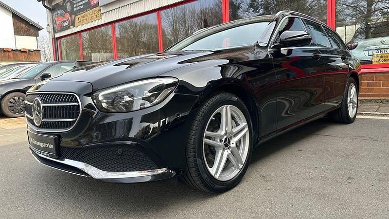 Gebraucht Mercedes E300 Avantgarde 194 PS (142 kW) 2022 Schwarz Limousine