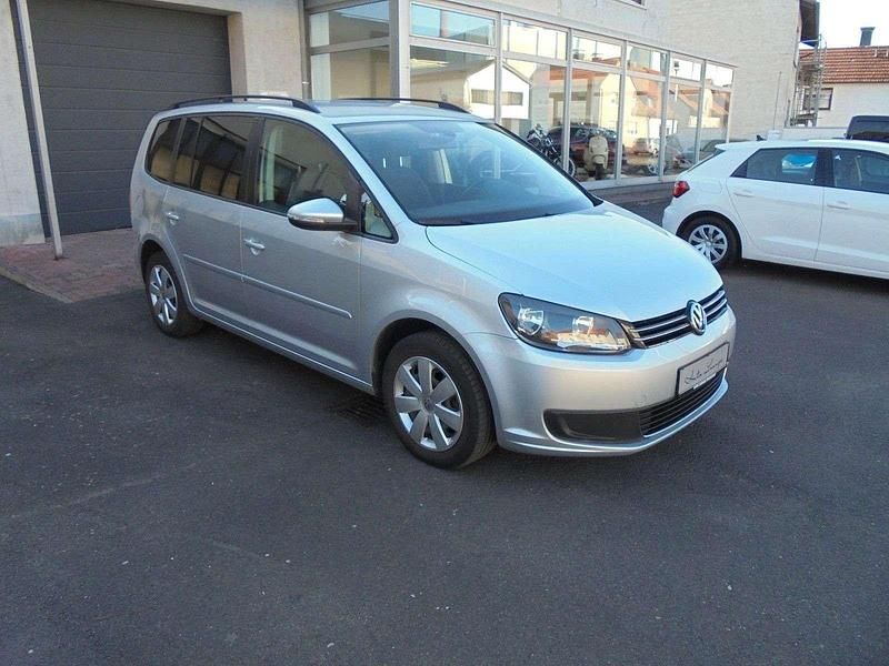 Silber Gebraucht 2010 VW Touran Comfortline Van / Kleinbus | 10.490 € (Teuer) - Bild 1/4