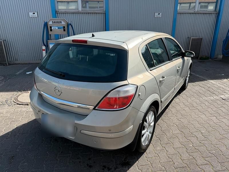 Second-hand Opel Astra 105 CP (77 kW) 2006 Argintiu Coupe