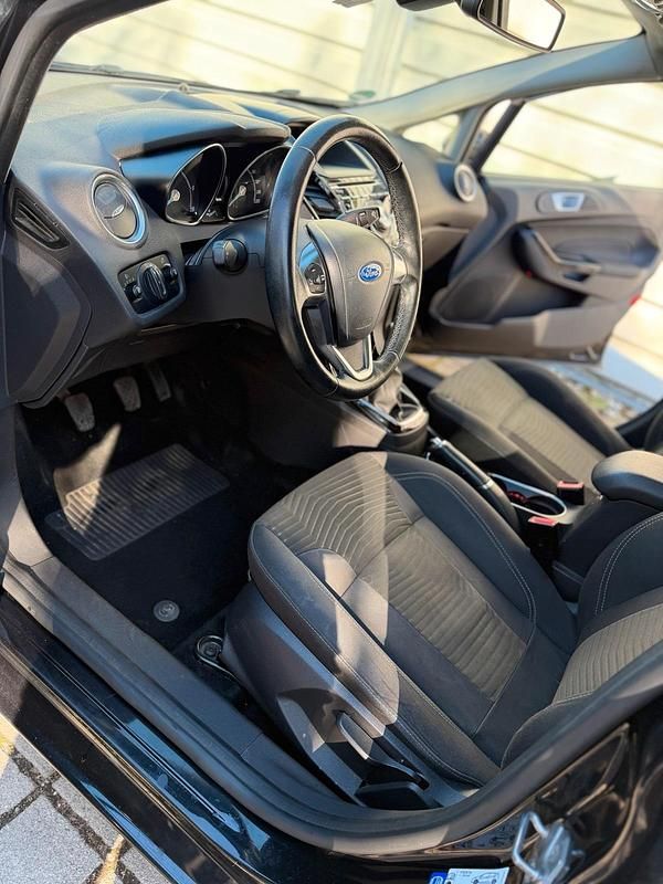 Gebraucht Ford Fiesta 95 PS (69 kW) 2015 Schwarz Limousine
