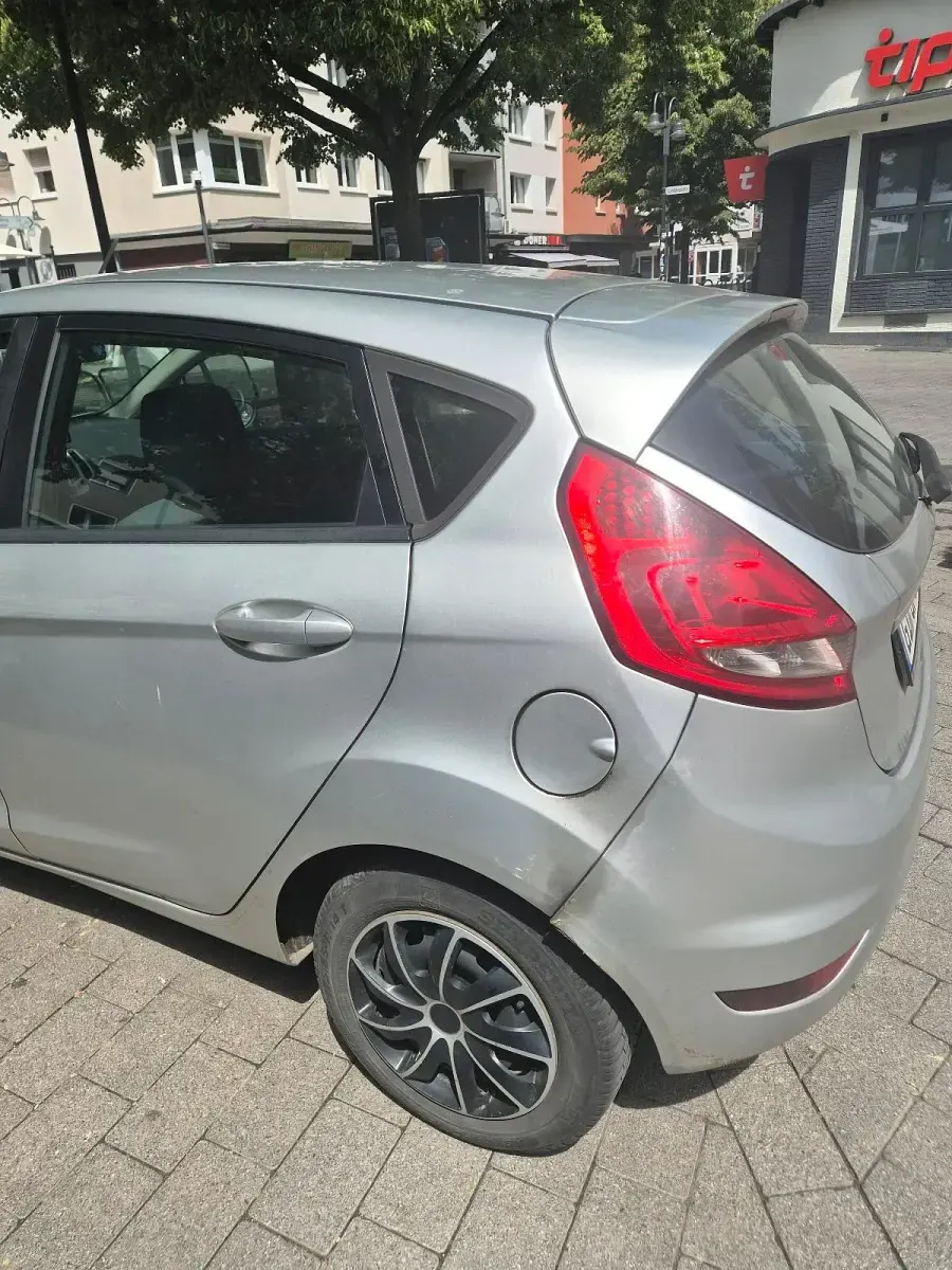 Gebraucht Ford Fiesta 71 PS (52 kW) 2012 Silber Kleinwagen