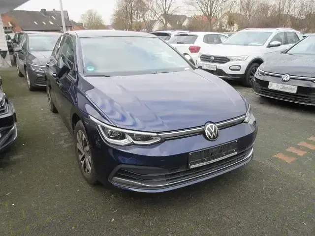 Gebraucht VW Golf VII Life 150 PS (110 kW) 2021 Blau Kleinwagen