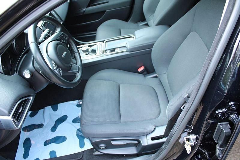 Gebraucht Jaguar XE Pure 200 PS (147 kW) 2017 Schwarz Limousine