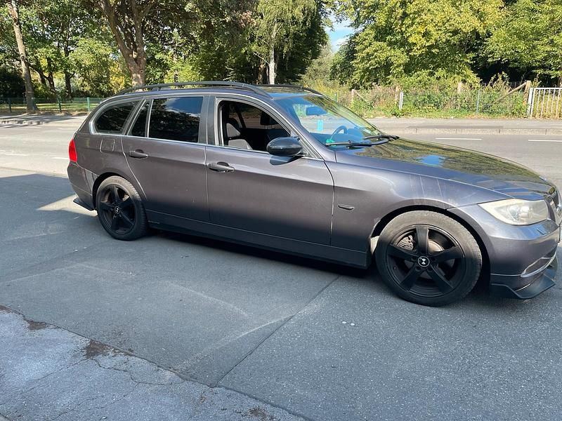 Grau Gebraucht 2005 BMW 325 Kombi | 2.200 € - Bild 1/4
