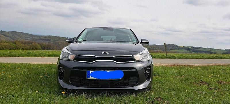 Grau Gebraucht 2017 Kia Rio Kleinwagen | 8.800 € (Fairer Preis) - Bild 1/4
