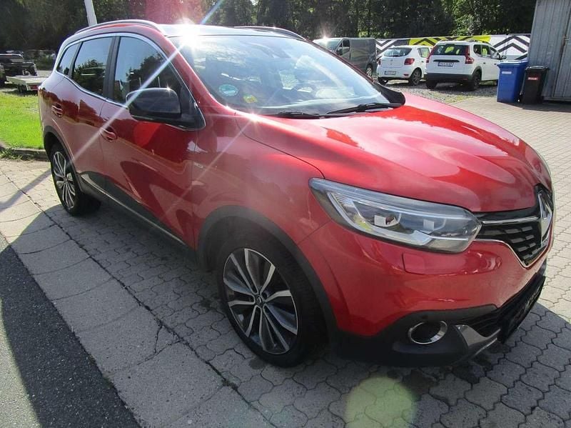 Dezir rot Gebraucht 2016 Renault Kadjar Bose Edition SUV | 11.500 € (Fairer Preis) - Bild 1/4