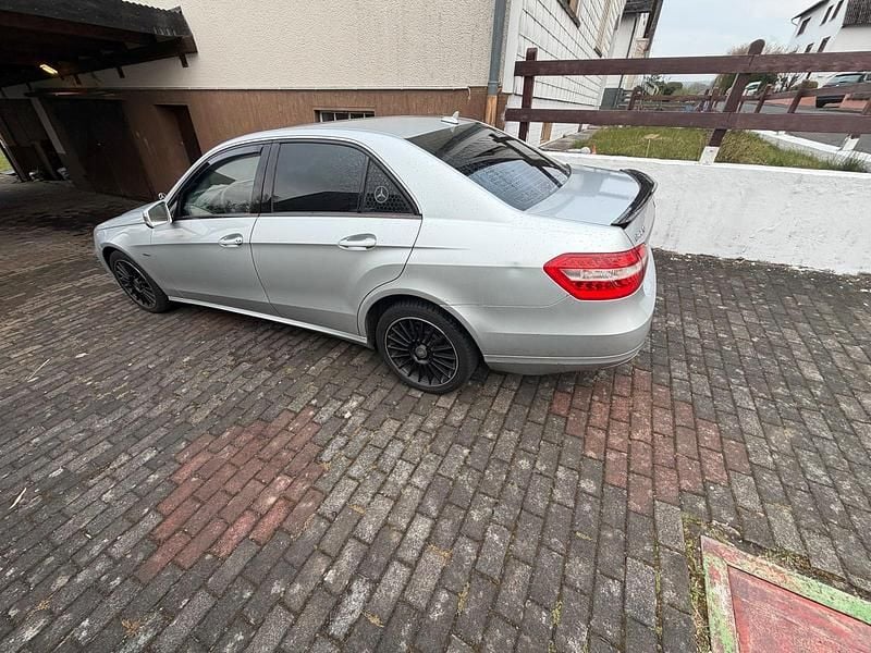 Gebraucht Mercedes E220 170 PS (125 kW) 2009 Silber Limousine