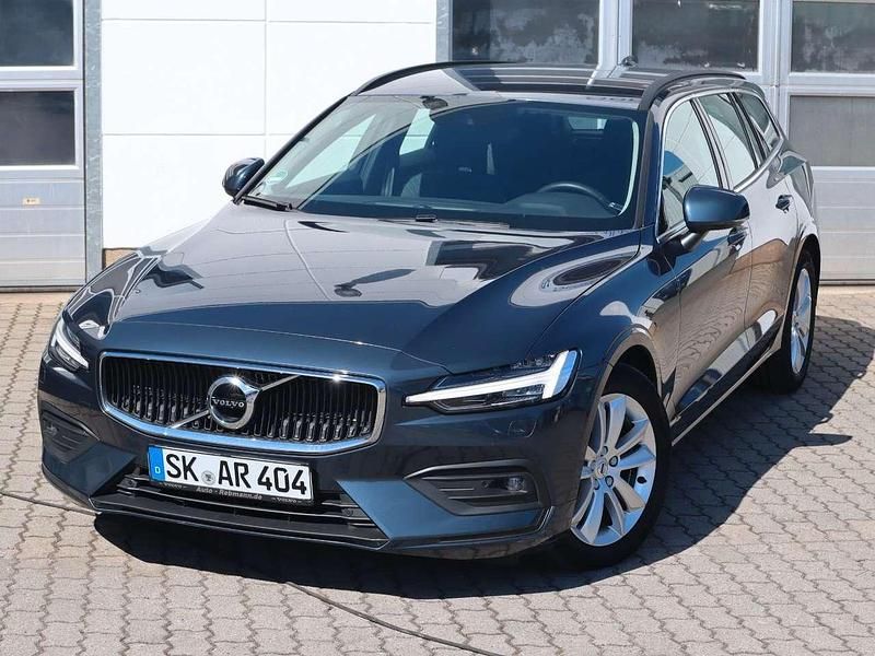 Denim blue / metallic Gebraucht 2021 Volvo V60 Momentum Kombi | 26.890 € (Etwas zu teuer) - Bild 1/4