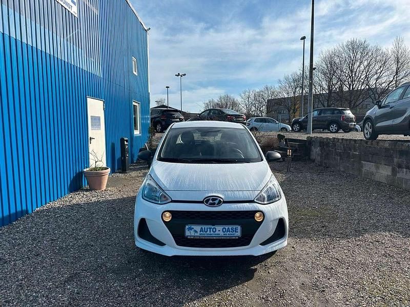 Gebraucht Hyundai i10 Basis 67 PS (49 kW) 2018 Weiß Kleinwagen