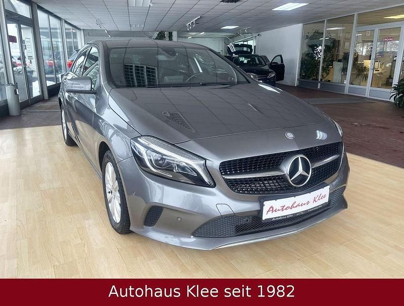 Grau Gebraucht 2015 Mercedes A180 Style Limousine | 12.950 € (Fairer Preis) - Bild 1/4