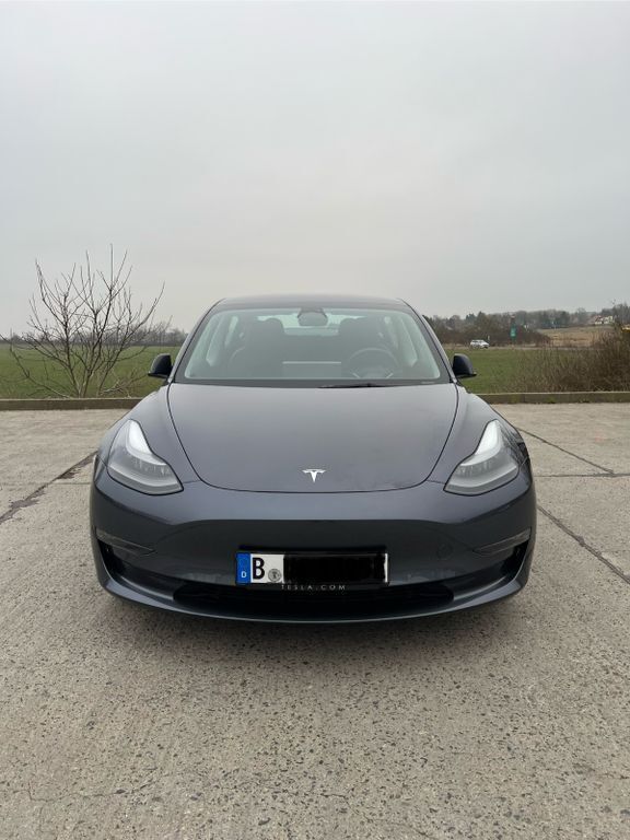 Grau Gebraucht 2022 Tesla Model 3 Long Range Limousine | 35.500 € (Teuer) - Bild 1/4