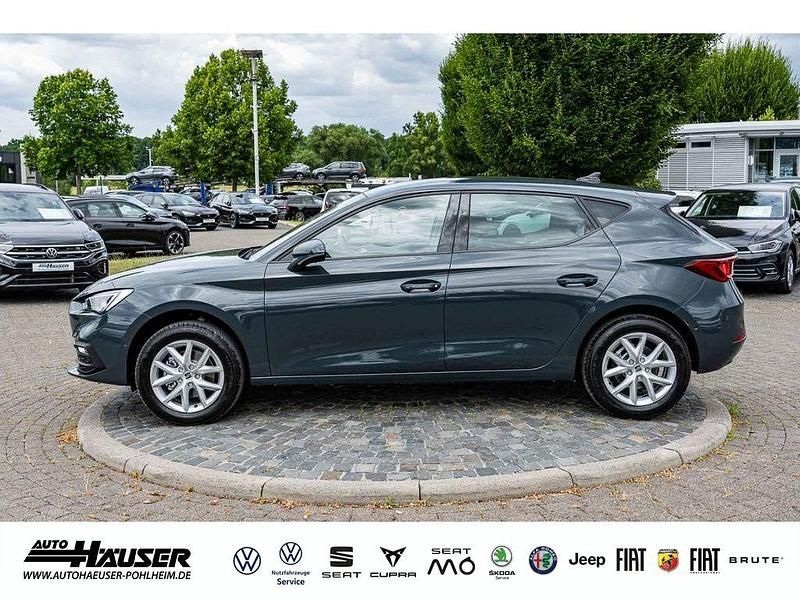 Neu Seat Leon Style 150 PS (110 kW) 2025 Blau Limousine