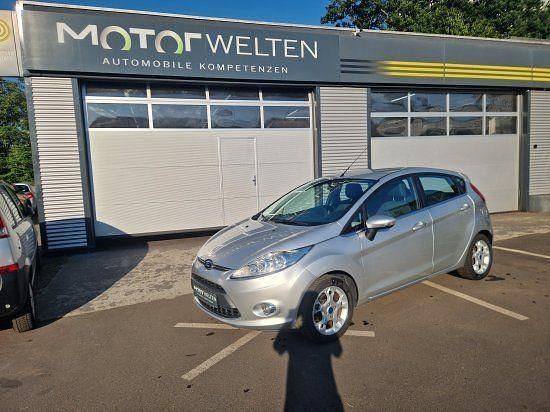 Polarsilber metallic Gebraucht 2012 Ford Fiesta Titanium Kleinwagen | 5.200 € (Fairer Preis) - Bild 1/4