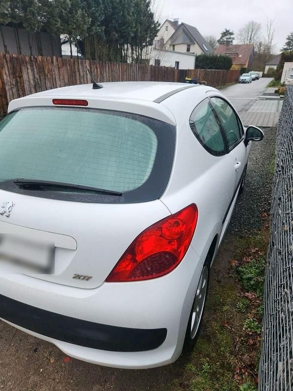Gebraucht Peugeot 207 73 PS (53 kW) 2009 Weiß Kleinwagen
