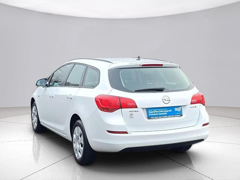 Gebraucht Opel Astra Selection 101 PS (74 kW) 2012 Weiß Kombi